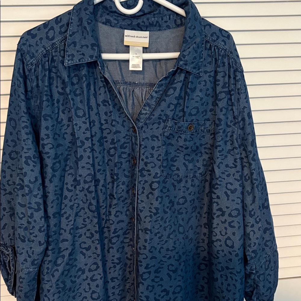Women’s Alfred Dunner Blue Animal Print Tencel Lyocell Button Front Top 2X - Picture 2 of 10